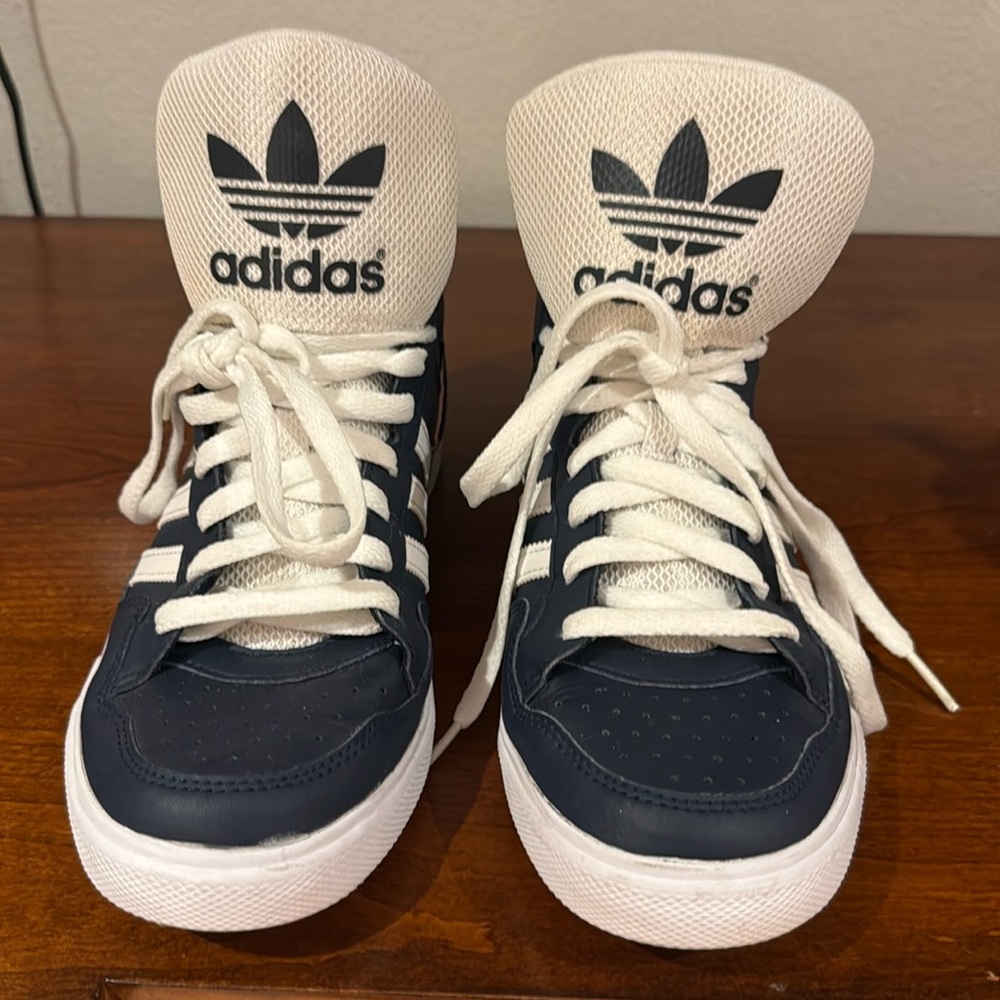 ADIDAS HI TOP. Women’s Size 8. EXCELLENT condition. Navy blue & Pink